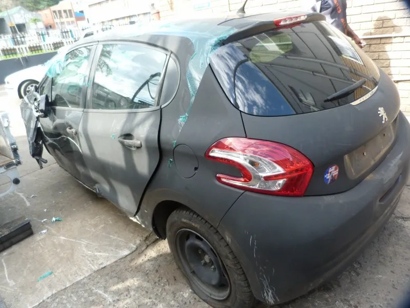 2015 Peugeot 208 10B view 5