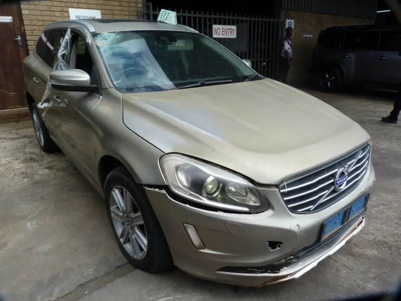 2016 Volvo XC60 V447 view 3