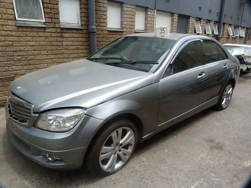 2009 Mercedes-Benz C-Class 271 view 4