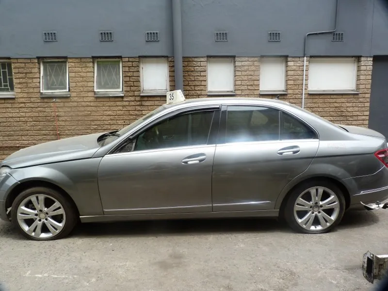 2009 Mercedes-Benz C-Class 271 view 5