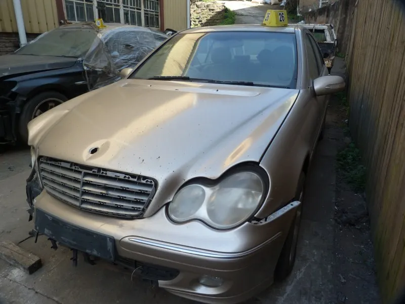 2005 Mercedes-Benz C-Class view 2
