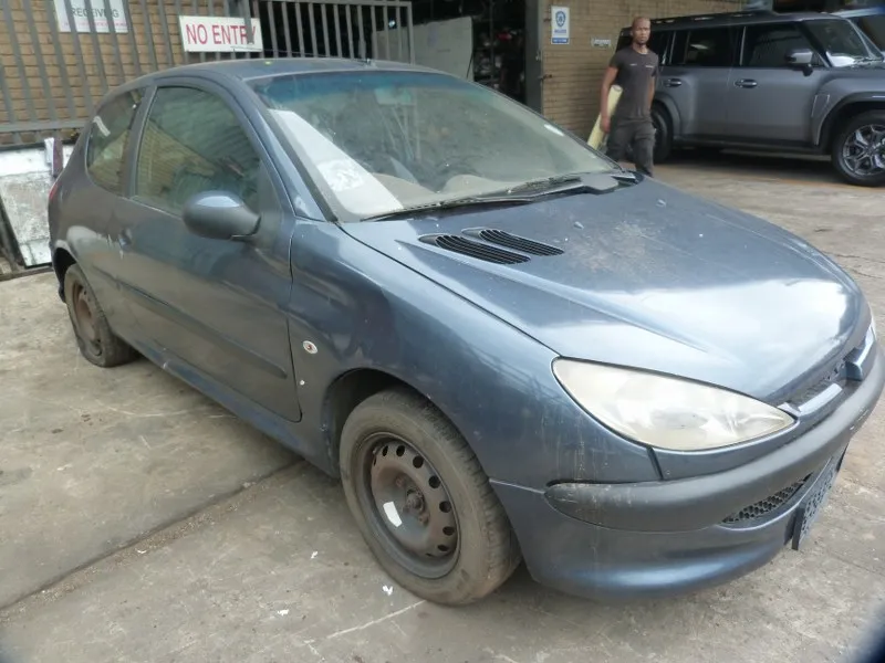 2004 Peugeot 206 10FS view 3
