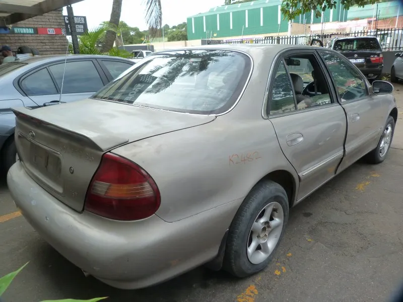 1998 Hyundai Sonata G4CP view 4