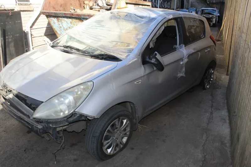 2010 Hyundai i20 G4FC view 4