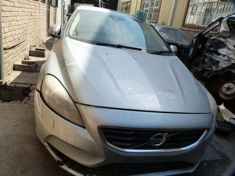 2013 Volvo V40 D5204T view 3