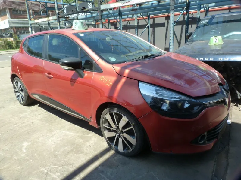 2010 Renault Clio view 3