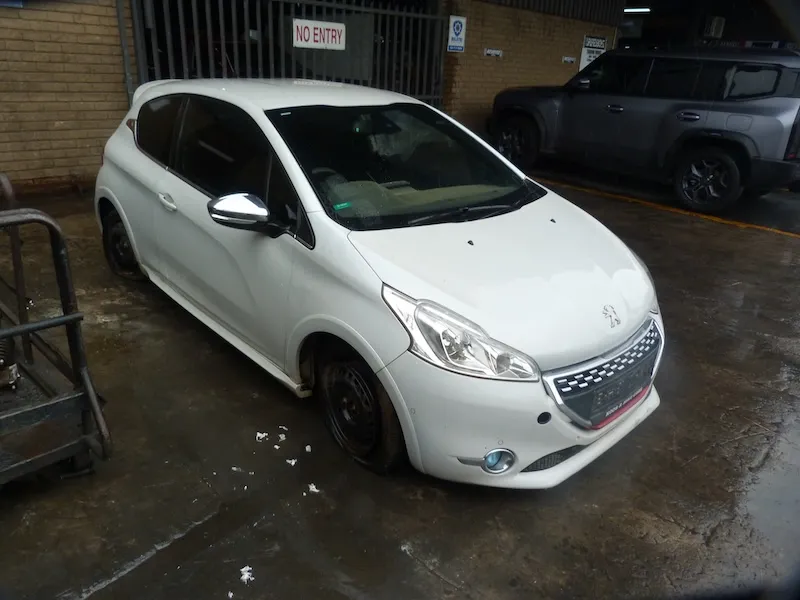 2014 Peugeot 208  view 2