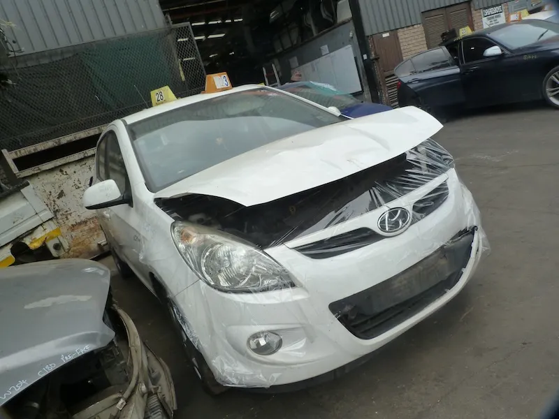 2010 Hyundai i20 G4FA view 3