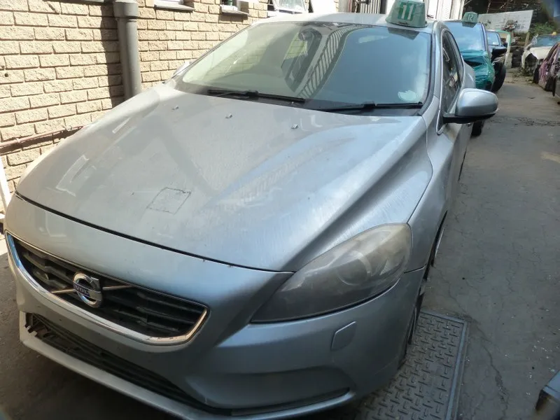 2013 Volvo V40 D5204T view 2