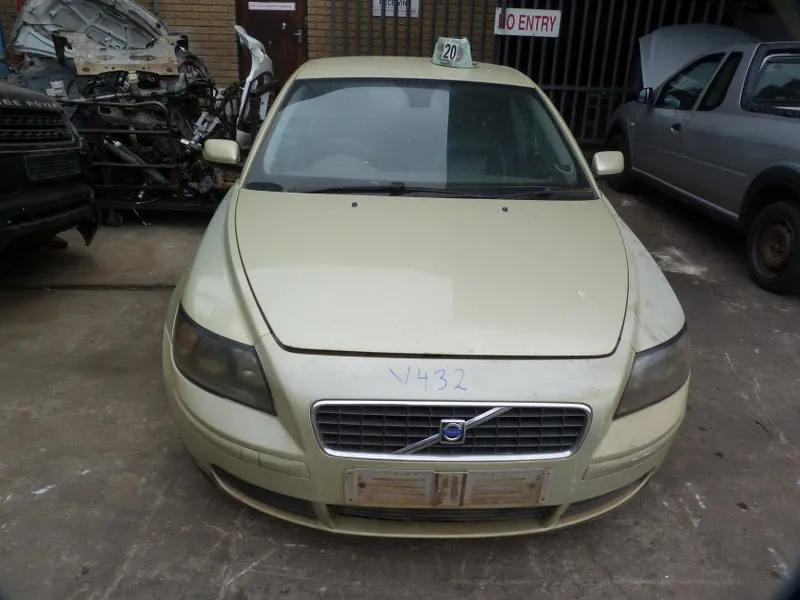 2006 Volvo S40 view 2