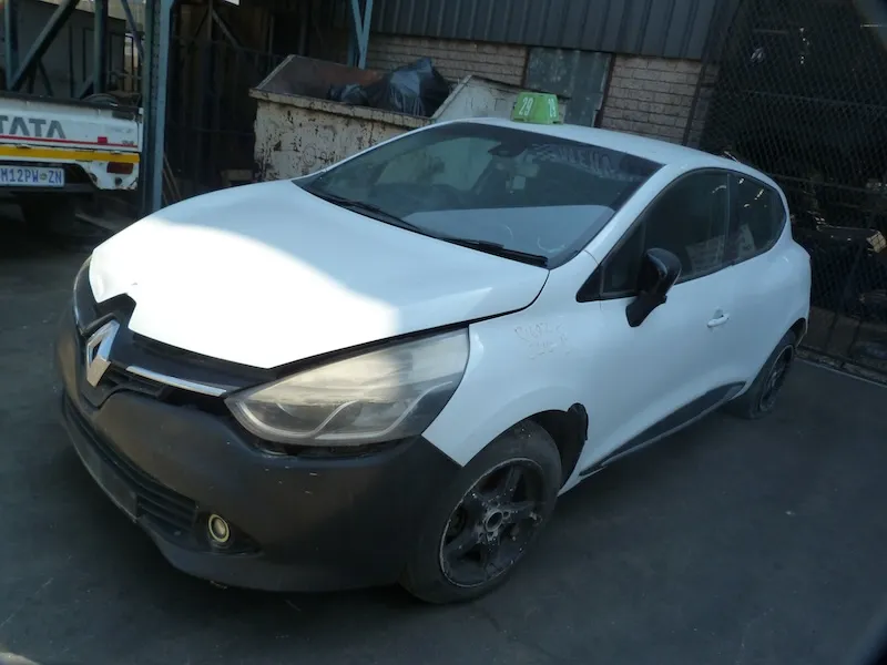 2014 Renault Clio  view 2