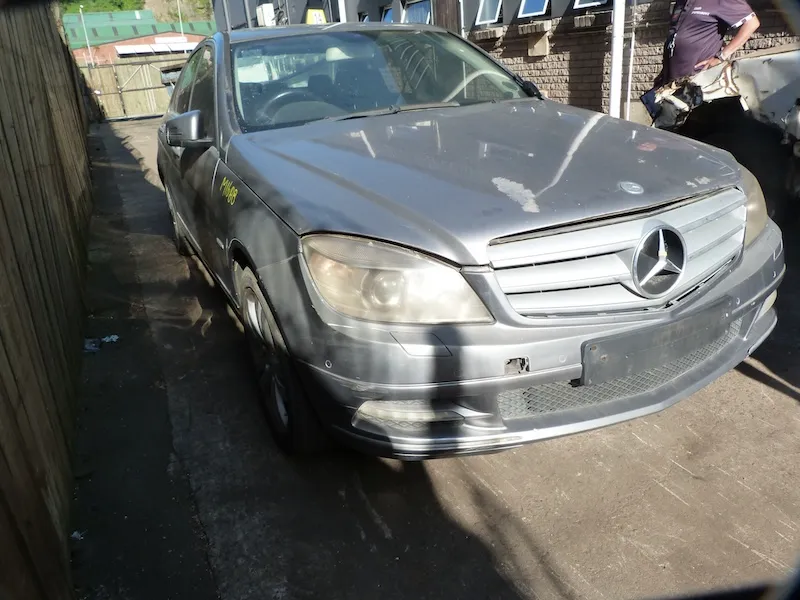 2011 Mercedes-Benz C-Class W204 view 3