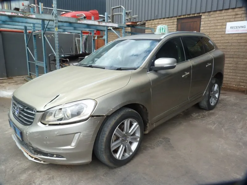 2016 Volvo XC60 V447 view 4