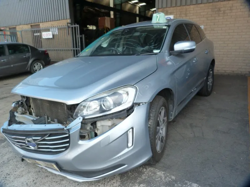 2015 Volvo XC60 D5244T view 3