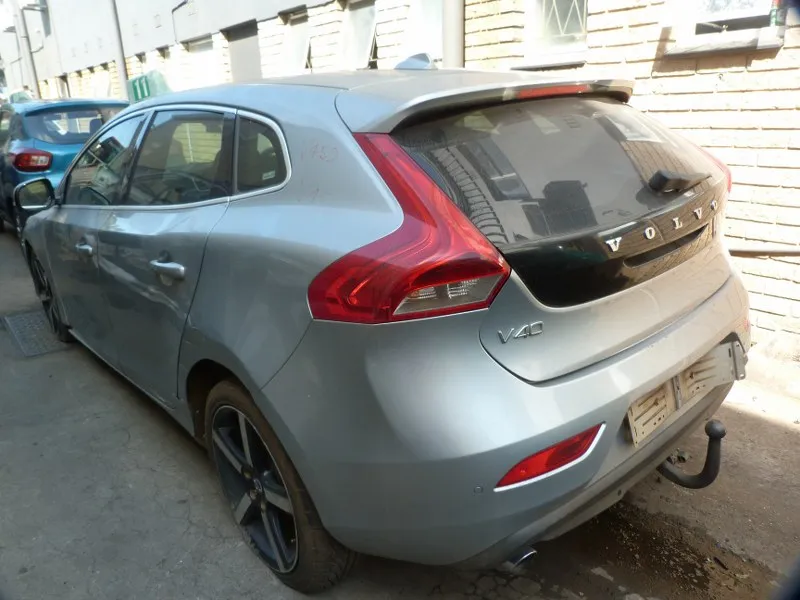 2013 Volvo V40 D5204T view 5