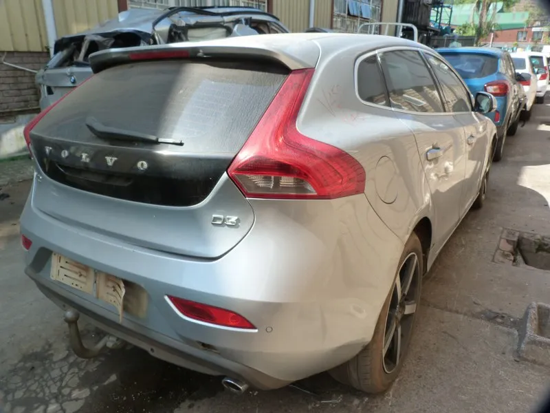2013 Volvo V40 D5204T view 7