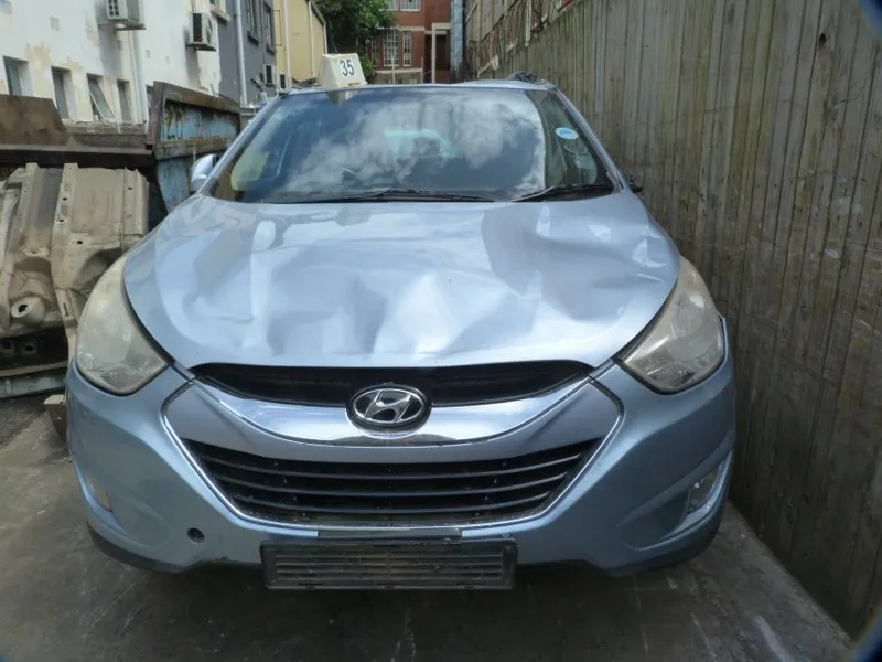 2011 Hyundai ix35 G4KD view 2