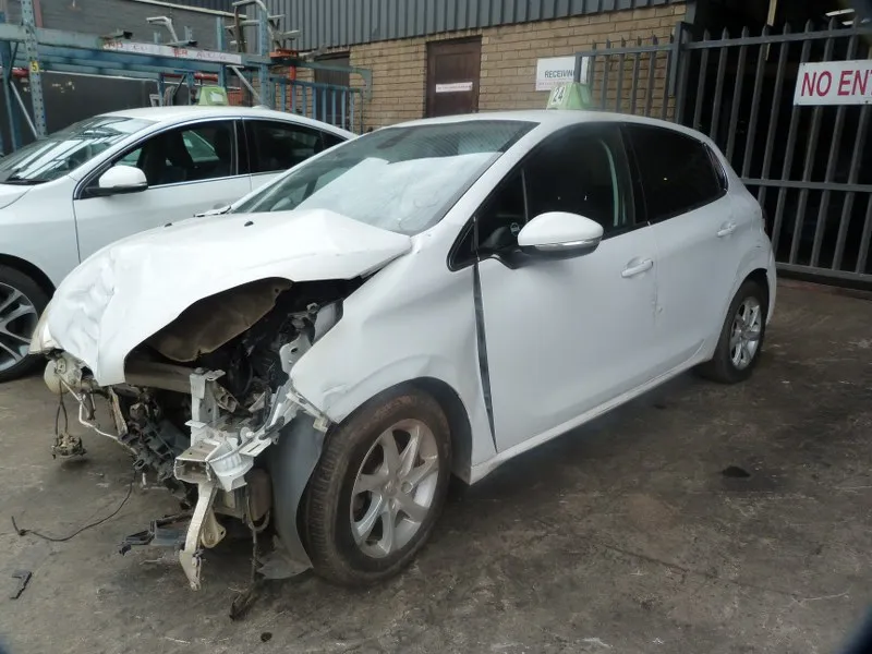 2015 Peugeot 208 10B view 4