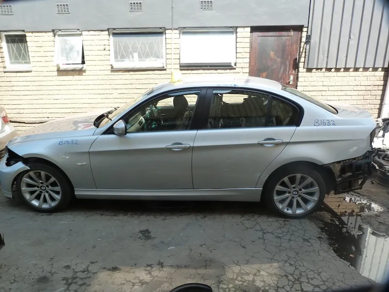 2010 BMW 3 Series N46N view 2
