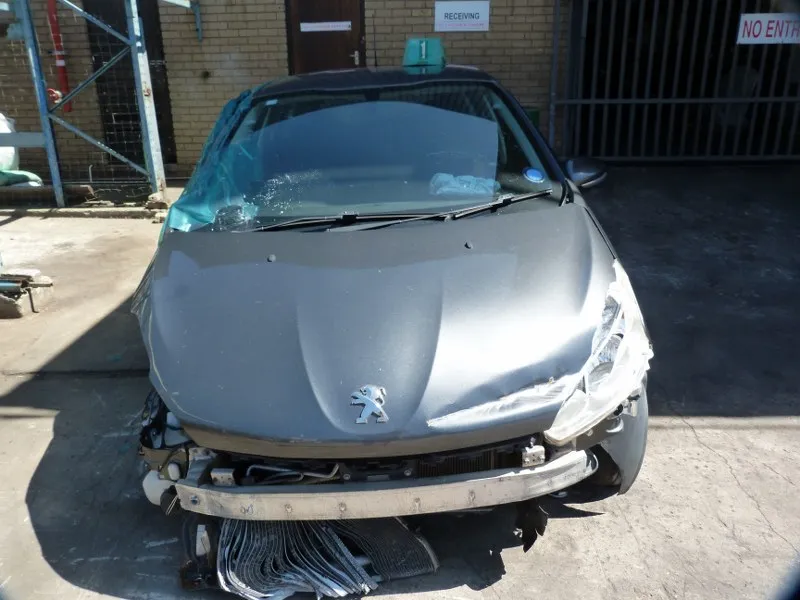 2013 Peugeot 208  view 2