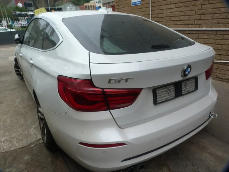 2017 BMW 3 Series view 5