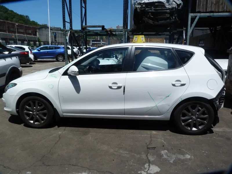 2012 Hyundai i30 G4FC view 4