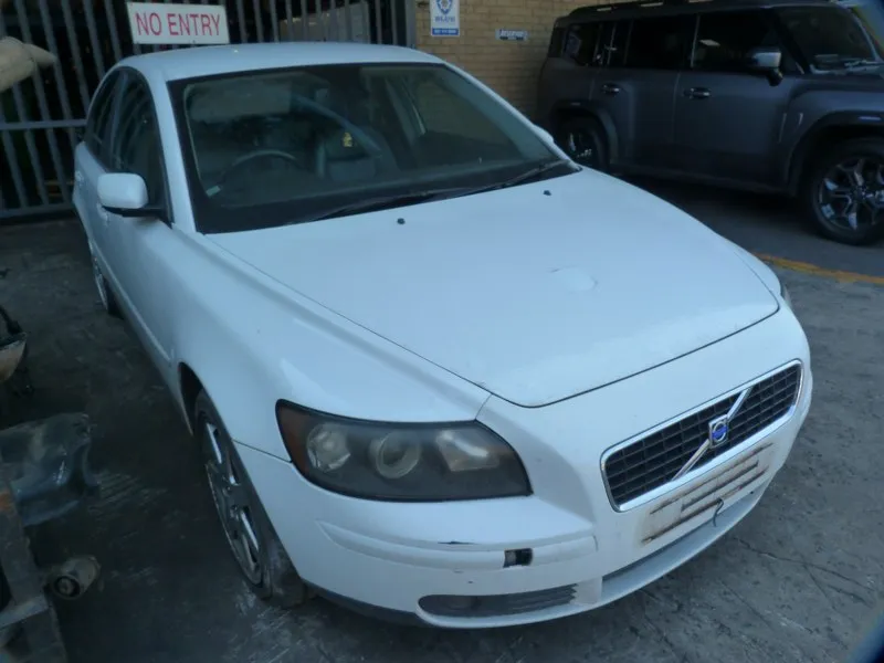 2004 Volvo S40 B5254T3 view 3