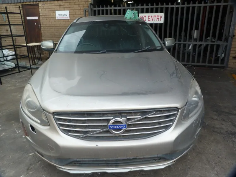 2015 Volvo XC60 view 3