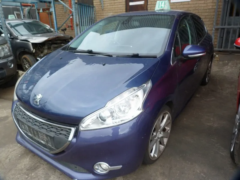 2012 Peugeot 208 10FH view 4