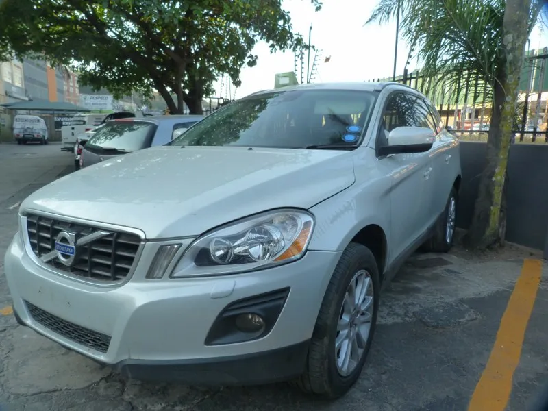 2010 Volvo XC60 view 3