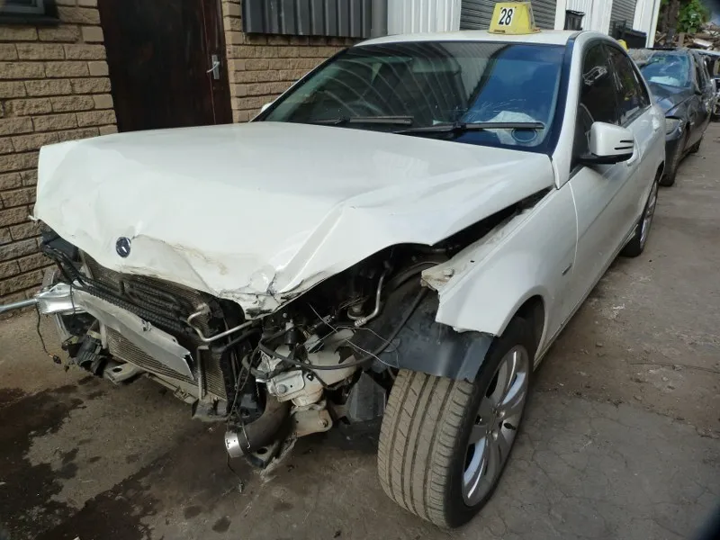 2011 Mercedes-Benz C-Class 271 view 4