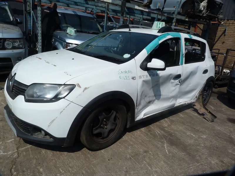 2015 Renault Sandero  view 4