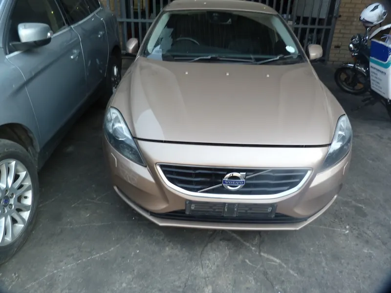 2014 Volvo V40 D5204T6 view 4