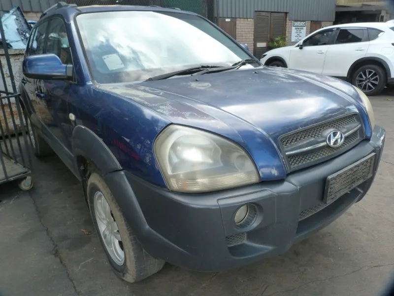 2005 Hyundai Tucson G4GC view 3