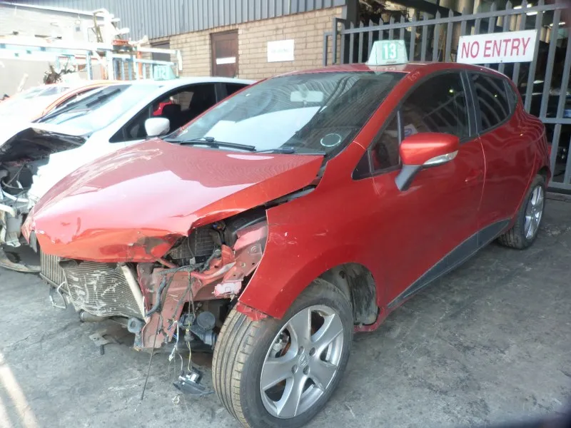 2014 Renault Clio H4BA view 4