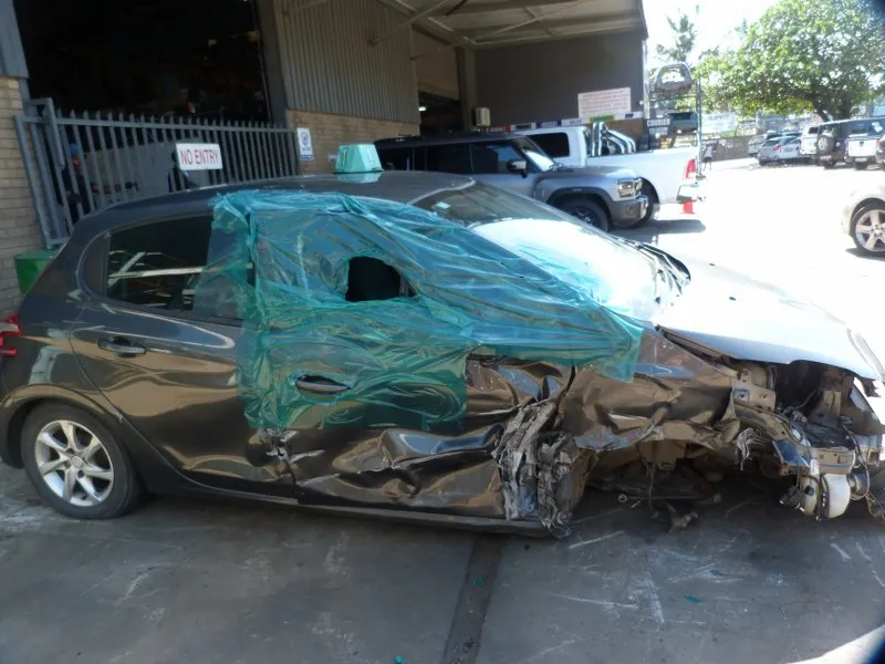2013 Peugeot 208  view 4