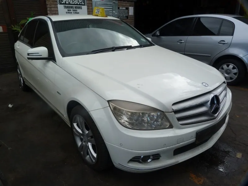 2010 Mercedes-Benz C-Class 651 view 3