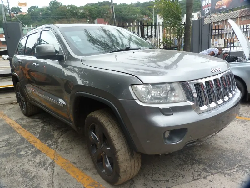 2012 Jeep Grand Cherokee 3.0 V6 view 3