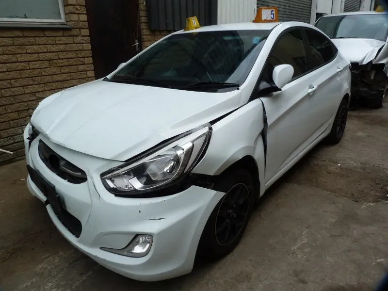 2015 Hyundai Accent view 3