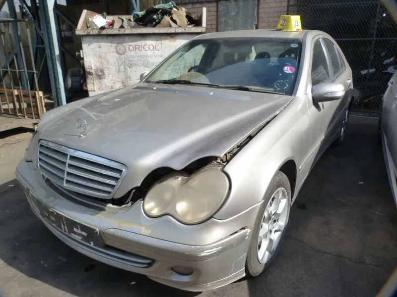 2006 Mercedes-Benz C-Class 271 view 3