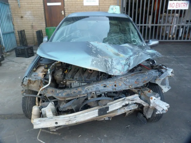 2004 Renault Megane  view 2