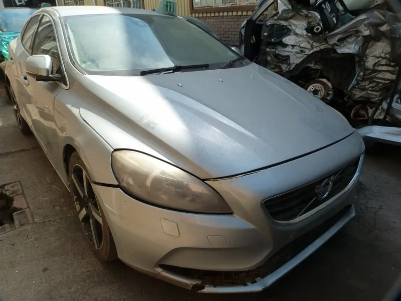 2013 Volvo V40 D5204T view 4