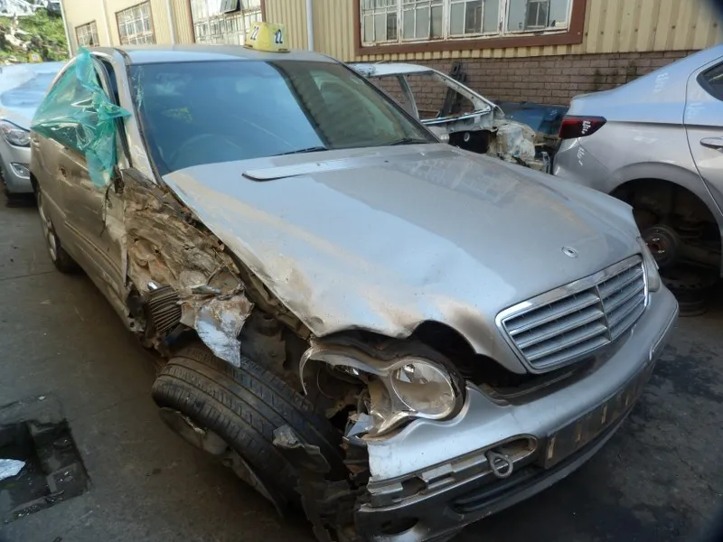 2004 Mercedes-Benz C-Class view 3