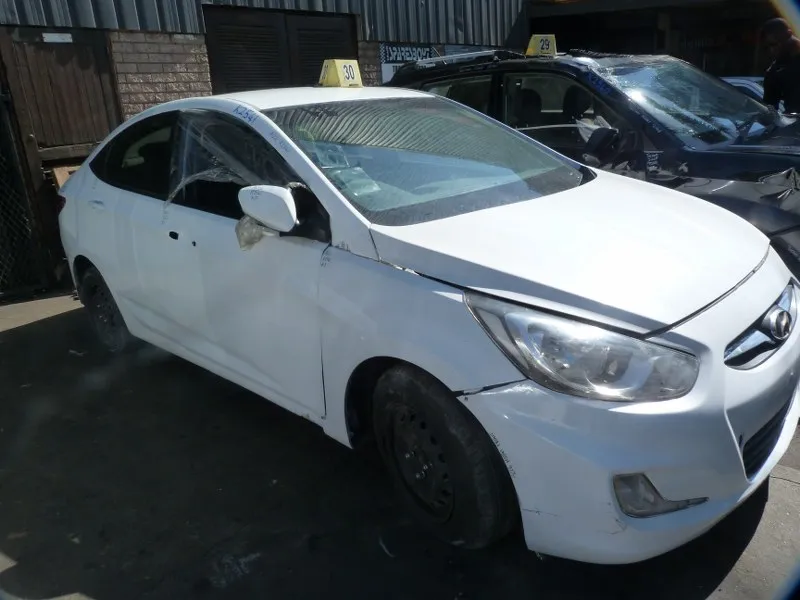 2011 Hyundai Accent G4FC view 4