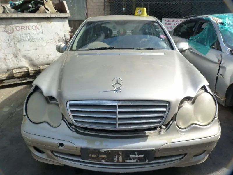 2006 Mercedes-Benz C-Class 271 view 2