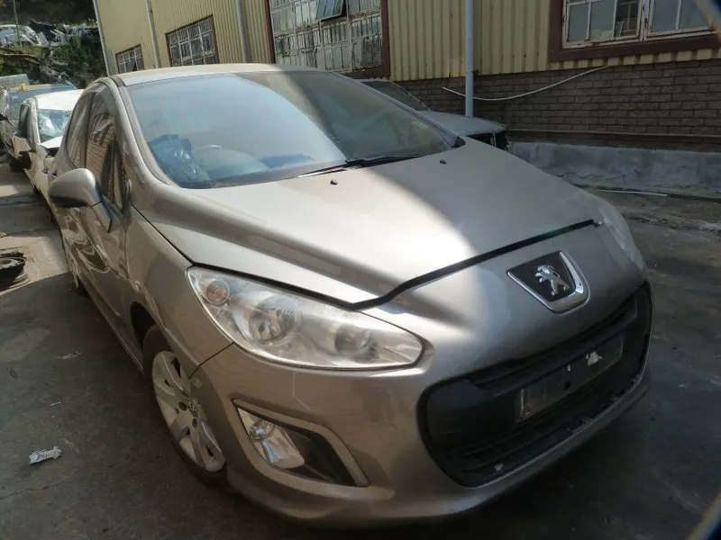 2013 Peugeot 308 view 4