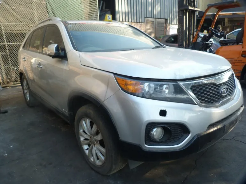 2011 Kia Sorento G4HB view 3