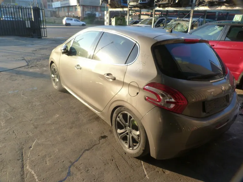 2013 Peugeot 208 10H view 5