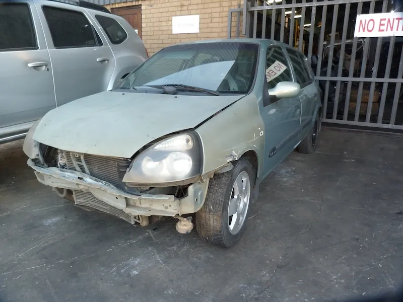 2005 Renault Clio  view 2