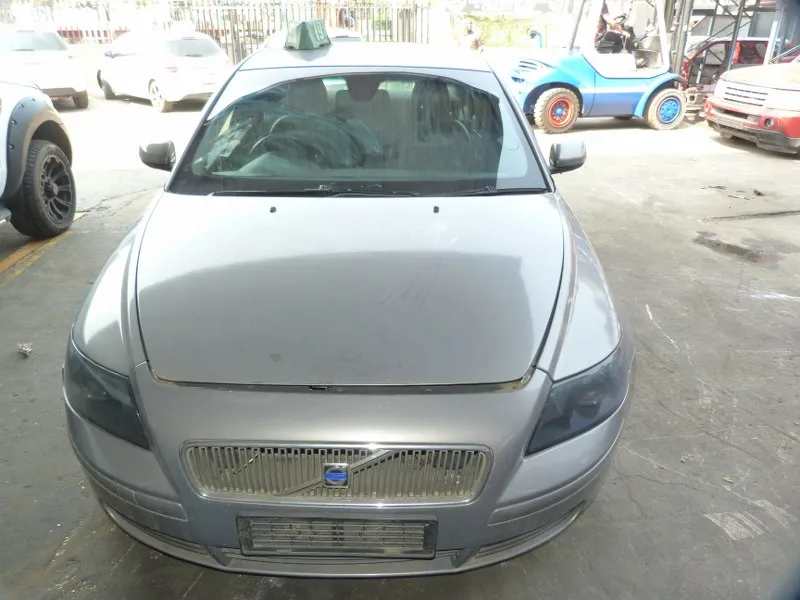 2004 Volvo S40 B5254T view 3